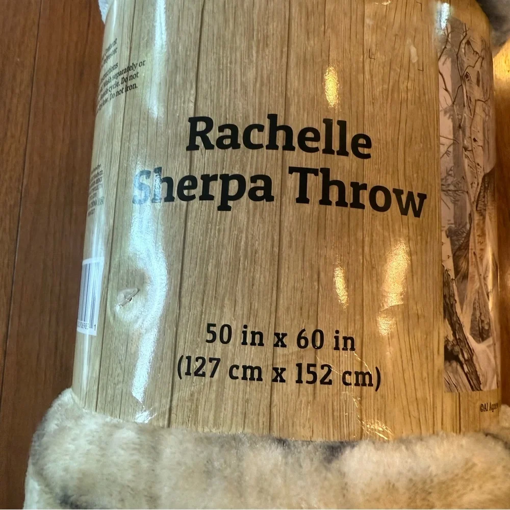 Rachelle Sherpa Throw Wolf Blanket/Nature Theme Cream and‎ Gray Brand New